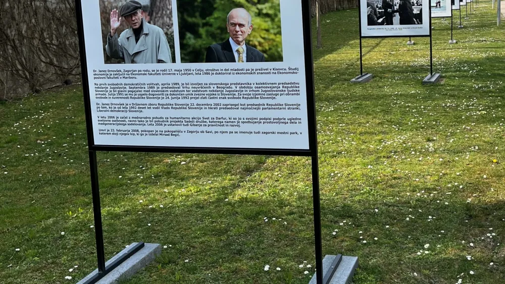 Avtor večine fotografij na razstavnih panojih je Srdjan Živulović.
&nbsp;