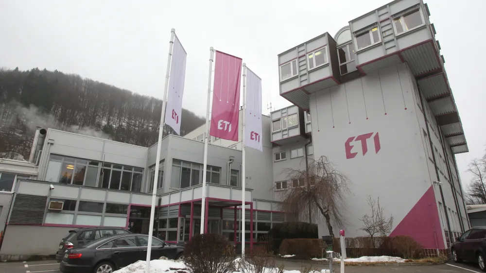 - Podjetje ETI Elektroelement d.d. Izlake - Splo&scaron;na stavka v javnem sektroju 2013 - protest zaradi predvidenega znižanja mase sredstev za plače v javnem sektorju, kar bi imelo za posledico tudi odpu&scaron;čanje zaposlenih.- javni sektor - //FOTO: Luka Cjuha