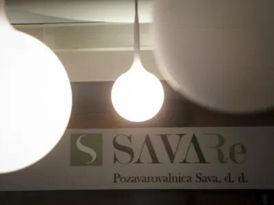 Potem ko je lani delničarjem za delnico namenila 1,5 evra, uprava in nadzorni svet Save Re, matične družbe Zavarovalne skupine Sava, letos predlagata izplačilo 1,6 evra dividende na delnico.&nbsp;