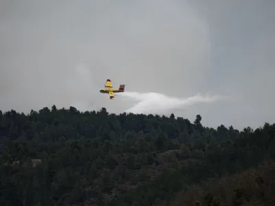 24 March 2023, Spain, San Agustin: A helicopter flies over San Agustin to help in extinguishing the forest fire. The forest fire advanced without control after burning 800 hectares and forcing the evacuation of eight municipalities and districts. Photo: Lorena Sop&ecirc;na/EUROPA PRESS/dpa