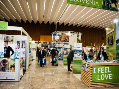 Skok v naravo? Z nahrbtnikom, kolesom, kje ob vodi? Od 31. januarja do 3. februarja se bo na Gospodarskem razstavi&scaron;ču odvila osrednja turistična sejemska prireditev v Sloveniji Natour Alpe-Adria, v ospredju katere je zeleni, aktivni turizem. Aktivni oddih v naravi predstavlja prek 200 turističnih ponudnikov pri nas, kot so Slovenska turistična organizacija, Turistična zveza Slovenije s &scaron;tevilnimi lokalnimi skupnostmi in dru&scaron;tvi, Turizem Ljubljana, Ribi&scaron;ka zveza Slovenije, Planinska zveza Slovenije, GIZ Pohodni&scaron;tvo in kolesarjenje, Zavod za gozdove Slovenije, Združenje slovenskih turističnih kmetij, pridružuje pa se jim nekaj tujih destinacij. Dogajanje na razstavnih prostorih spremlja bogat obsejemski program, od strokovnih posvetov do potopisnih predavanj. Pridite po navdih za aktivni oddih v &scaron;e neosvojenih kotičkih neokrnjene narave in jih doživite kot pohodniki, kolesarji, na raftingu, s padalom, kot ljubitelji zimskih &scaron;portov idr. Sejem je odprt od 10. do 19. ure., več o dogajanju: www.natour-alpeadria.si