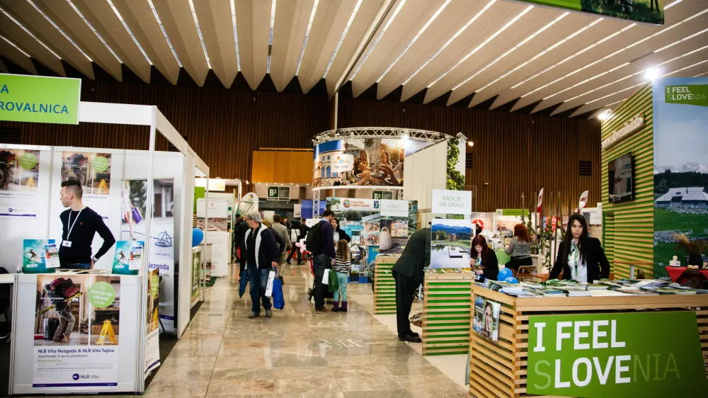 Skok v naravo? Z nahrbtnikom, kolesom, kje ob vodi? Od 31. januarja do 3. februarja se bo na Gospodarskem razstavi&scaron;ču odvila osrednja turistična sejemska prireditev v Sloveniji Natour Alpe-Adria, v ospredju katere je zeleni, aktivni turizem. Aktivni oddih v naravi predstavlja prek 200 turističnih ponudnikov pri nas, kot so Slovenska turistična organizacija, Turistična zveza Slovenije s &scaron;tevilnimi lokalnimi skupnostmi in dru&scaron;tvi, Turizem Ljubljana, Ribi&scaron;ka zveza Slovenije, Planinska zveza Slovenije, GIZ Pohodni&scaron;tvo in kolesarjenje, Zavod za gozdove Slovenije, Združenje slovenskih turističnih kmetij, pridružuje pa se jim nekaj tujih destinacij. Dogajanje na razstavnih prostorih spremlja bogat obsejemski program, od strokovnih posvetov do potopisnih predavanj. Pridite po navdih za aktivni oddih v &scaron;e neosvojenih kotičkih neokrnjene narave in jih doživite kot pohodniki, kolesarji, na raftingu, s padalom, kot ljubitelji zimskih &scaron;portov idr. Sejem je odprt od 10. do 19. ure., več o dogajanju: www.natour-alpeadria.si