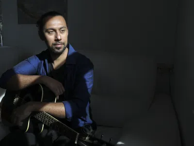 &raquo;Moja umetni&scaron;ka kariera je vmes zastala, na upravni enoti pa očitno pričakujejo, da bom vsa leta sedel doma, brez denarja, in čakal na njihovo odločitev,&laquo; je razočaran kolumbijski operni pevec in skladatelj Juan David Zuleta Marulanda.&nbsp;