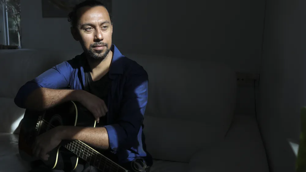 &raquo;Moja umetni&scaron;ka kariera je vmes zastala, na upravni enoti pa očitno pričakujejo, da bom vsa leta sedel doma, brez denarja, in čakal na njihovo odločitev,&laquo; je razočaran kolumbijski operni pevec in skladatelj Juan David Zuleta Marulanda.&nbsp;