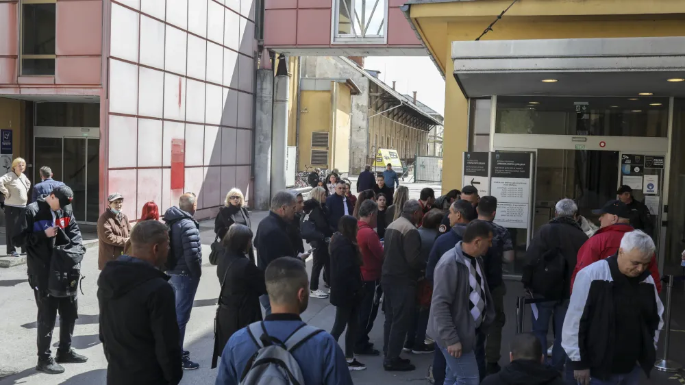 - 20.04.2022 &ndash; Upravna enota UE Ljubljana, Tobačna ulica 5 - dolga vrsta čakajočih,<br> <br>//FOTO: Jaka Gasar