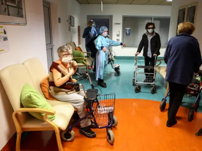 - Dom starej&scaron;ih občanov DSO Fužine v Ljubljani - množično cepljenje proti covidu-19 med stanovalci domov za starej&scaron;e. <br><br><br><br>- 27.12.2020 &ndash; Epidemija koronavirus COVID-19 v Sloveniji - prispela prva po&scaron;iljka cepiva proti covidu-19, ki sta ga razvili podjetji ameri&scaron;ki Pfizer in nem&scaron;ki BioNTech,<br><br><br>//FOTO: Luka Cjuha