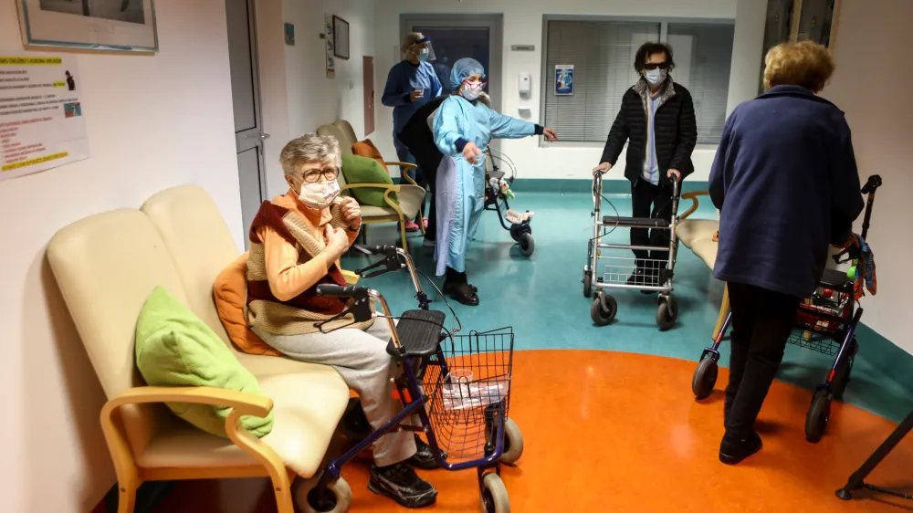 - Dom starej&scaron;ih občanov DSO Fužine v Ljubljani - množično cepljenje proti covidu-19 med stanovalci domov za starej&scaron;e. <br><br><br><br>- 27.12.2020 &ndash; Epidemija koronavirus COVID-19 v Sloveniji - prispela prva po&scaron;iljka cepiva proti covidu-19, ki sta ga razvili podjetji ameri&scaron;ki Pfizer in nem&scaron;ki BioNTech,<br><br><br>//FOTO: Luka Cjuha