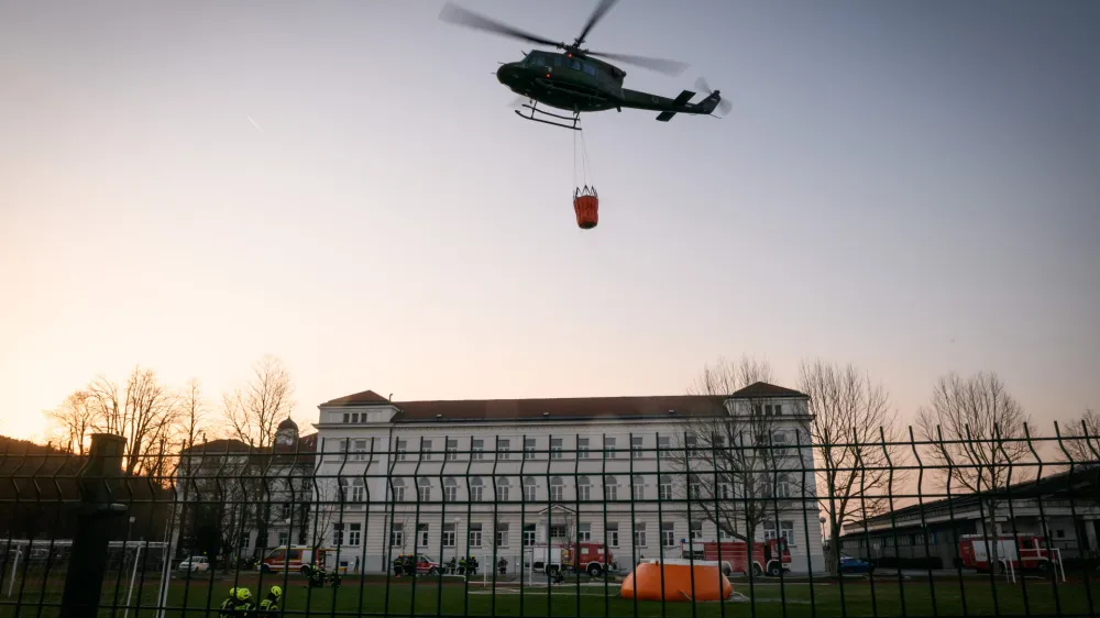 Ljubljana, Sentvid.<br>Na Sentviskem hribu na obrobju Ljubljane je popoldne izbruhnil pozar. V Gasilski brigadi Ljubljana za gasenje uporabljajo helikopter.