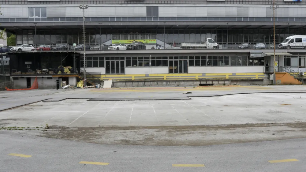 Na plo&scaron;čadi pred Halo Tivoli bo občina v prihodnjih letih zgradila malo ledeno dvorano, ki bo namenjena hokeju, curlingu, umetnostnemu in rekreativnemu drsanju.