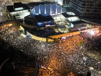 Izraelci so spet množično pri&scaron;li na ulice, a tokrat je grozila tudi splo&scaron;na stavka in ustavitev javnega življenja.
