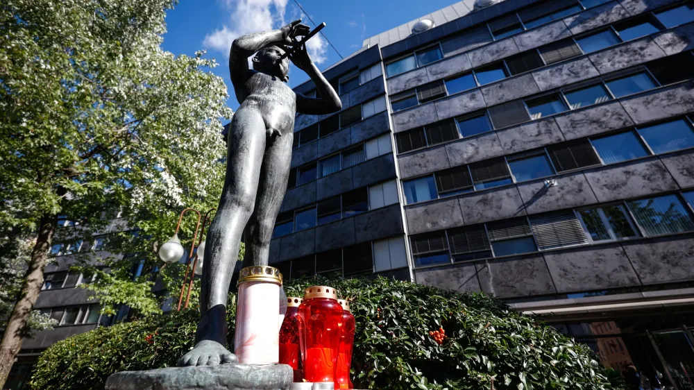 Ljubljana, RTV.<br>Svece pred poslopjem RTV Slovenija.