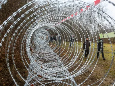 - bodeča žica - začasna usmerjevalna žičnata ograja za usmerjanje prebežnikov proti nadzornim vstopnim točkam   - 20.12.2015 -Fara pri Kostelu Protestni pohod in spust ob ograjeni državni meji ob Kolpi na območju kostelske občine, katerega se je udeležilo približno 400 udeležencev, ki so na svoji 2,5-kilometrski poti žično ograjo ponekod okrasili in opremili z napisi. Da bi desetim čolnarjem, ki so se udeležili protestnega spusta po Kolpi, omogočili vrnitev na obrežje, so jo tudi prerezali.- ograja -   //FOTO: Bojan Velikonja