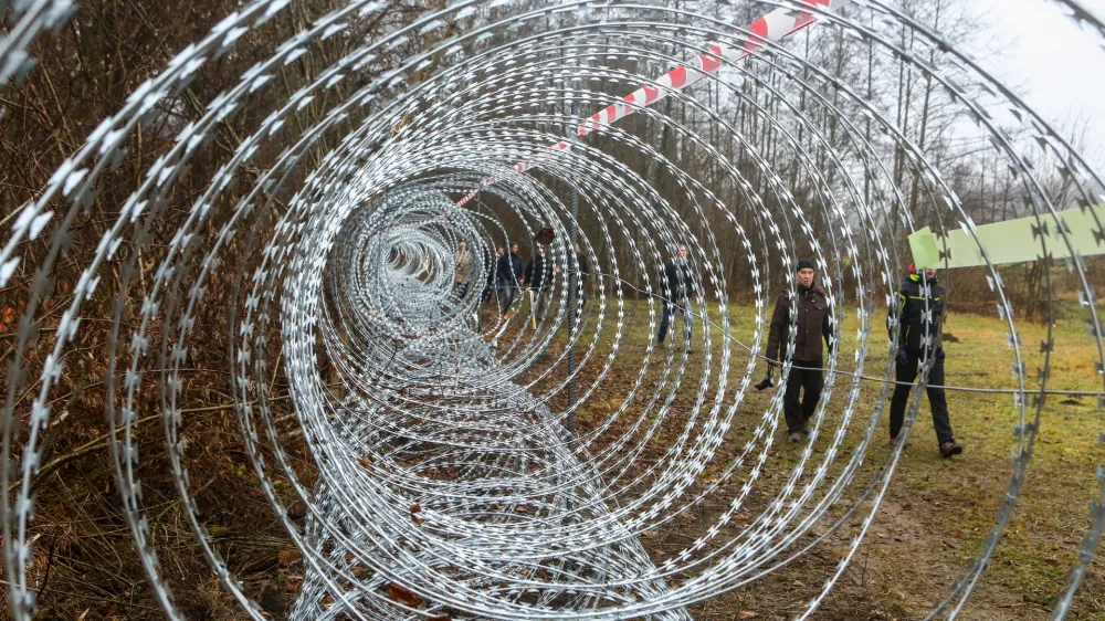 - bodeča žica - začasna usmerjevalna žičnata ograja za usmerjanje prebežnikov proti nadzornim vstopnim točkam   - 20.12.2015 -Fara pri Kostelu Protestni pohod in spust ob ograjeni državni meji ob Kolpi na območju kostelske občine, katerega se je udeležilo približno 400 udeležencev, ki so na svoji 2,5-kilometrski poti žično ograjo ponekod okrasili in opremili z napisi. Da bi desetim čolnarjem, ki so se udeležili protestnega spusta po Kolpi, omogočili vrnitev na obrežje, so jo tudi prerezali.- ograja -   //FOTO: Bojan Velikonja