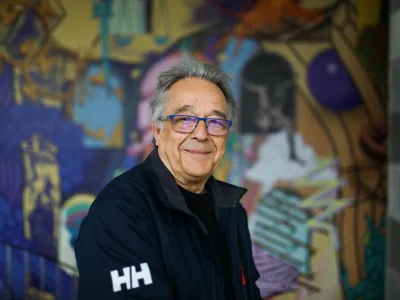 Miha Kralj, pionir slovenske elektronske glasbe: &raquo;Razmi&scaron;ljal sem, kako se vrtimo okrog samega sebe in se oziramo v ogledala, pri muziki pa ravno tako. Rad sli&scaron;im sebe, ker se potem lahko razvijam naprej, na podlagi svojega torej grem naprej.&laquo;&nbsp;