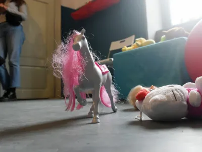 Deklica je bolj ali manj vse življenje preživela zaklenjena v stanovanje. Spala je v kadi, oče jo je stradal, govori skorajda ne, za hojo je pre&scaron;ibka.&nbsp;