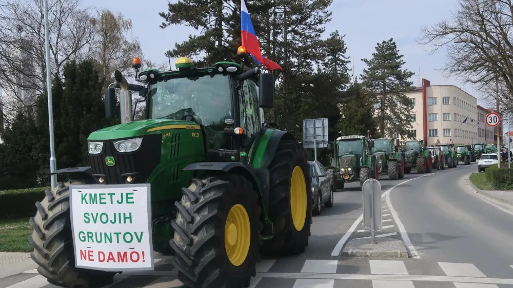 Murska Sobota: traktor, kmet, vseslovenski kmečki protest. Foto: Tatjana Pihlar 