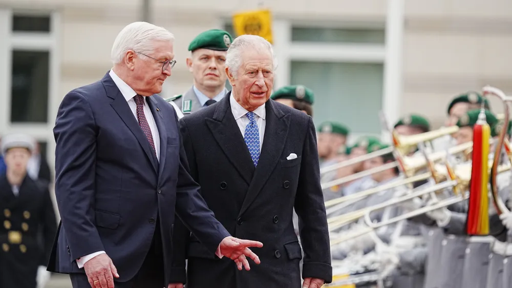 29 March 2023, Berlin: UK King Charles III (R) welcomed with military honors at the Brandenburg Gate by German President Frank-Walter Steinmeier. Before his coronation in May 2023, the British king and the royal wife will visit Germany for three days. Photo: Kay Nietfeld/dpa