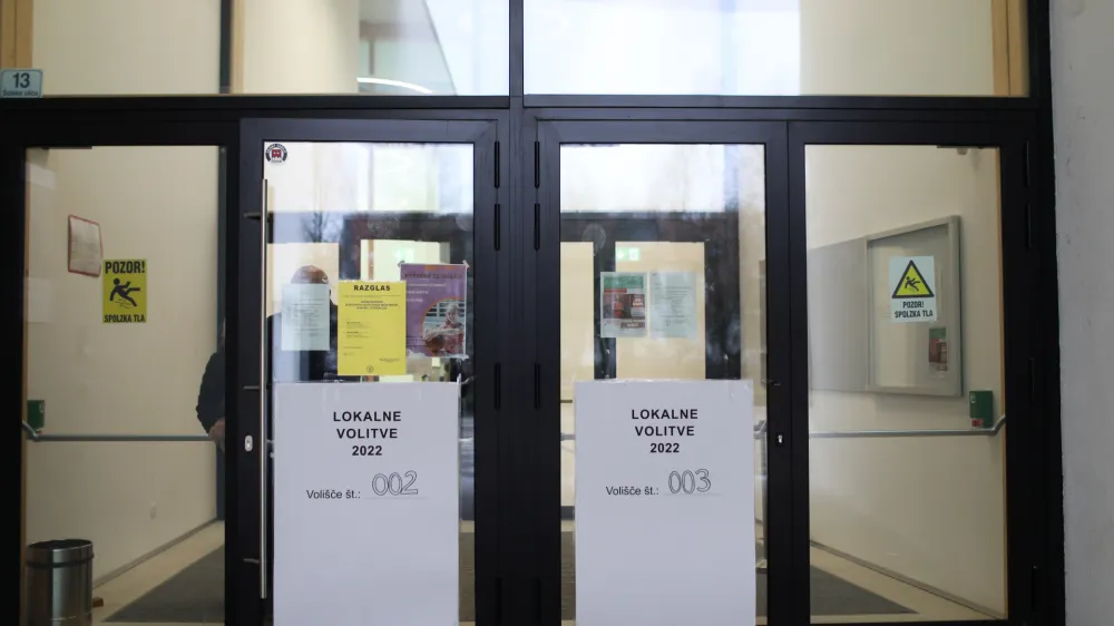 - &Scaron;portna dvorana Menge&scaron;- 04.12.2022 - Lokalne volitve 2022 - drugi krog - volitve župana //FOTO: Bojan Veliknja