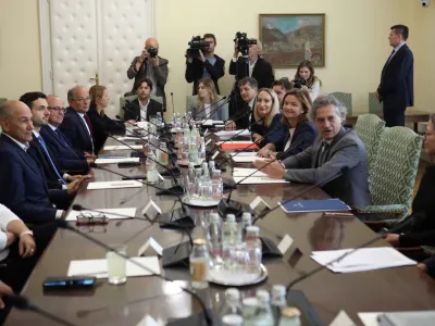 Po posvetu parlamentarnih strank pri predsedniku vlade oktobra lani o morebitnih spremembah ustave se po pol leta zdi politično soglasje dovolj &scaron;iroko le o drugačnem imenovanju sodnikov. Blizu naj bi bili tudi pri poenostavljenem imenovanju vlade.&nbsp;