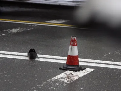 - ilustrativna fotografija - samomor - nesreča- - samomor 2013 - mlaj&scaron;i mo&scaron;ki padel z ljubljanskega nebotičnika na avtobus mestnega potni&scaron;kega prometa in na kraju dogodka umrl. <br><br><br><br><br><br>//FOTO: Bojan Velikonja