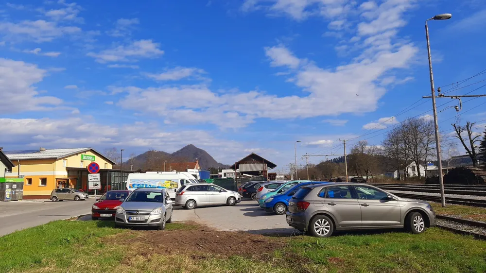 Eno od problematičnih parkiri&scaron;č v medvo&scaron;ki občini je ob železni&scaron;ki postaji, ki čaka na prenovo.