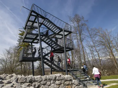Prvi obiskovalci so se že lahko povzpeli na razgledni stolp. Foto: arhiv Arboretuma