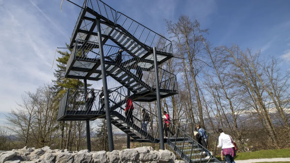 Prvi obiskovalci so se že lahko povzpeli na razgledni stolp. Foto: arhiv Arboretuma