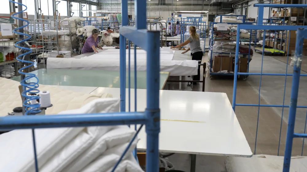 - 10.08.2022 &ndash; Tekstilno podjetje Odeja &Scaron;kofja Loka, proizvodnja pre&scaron;itih tekstilnih izdelkov //FOTO: Jaka Gasar