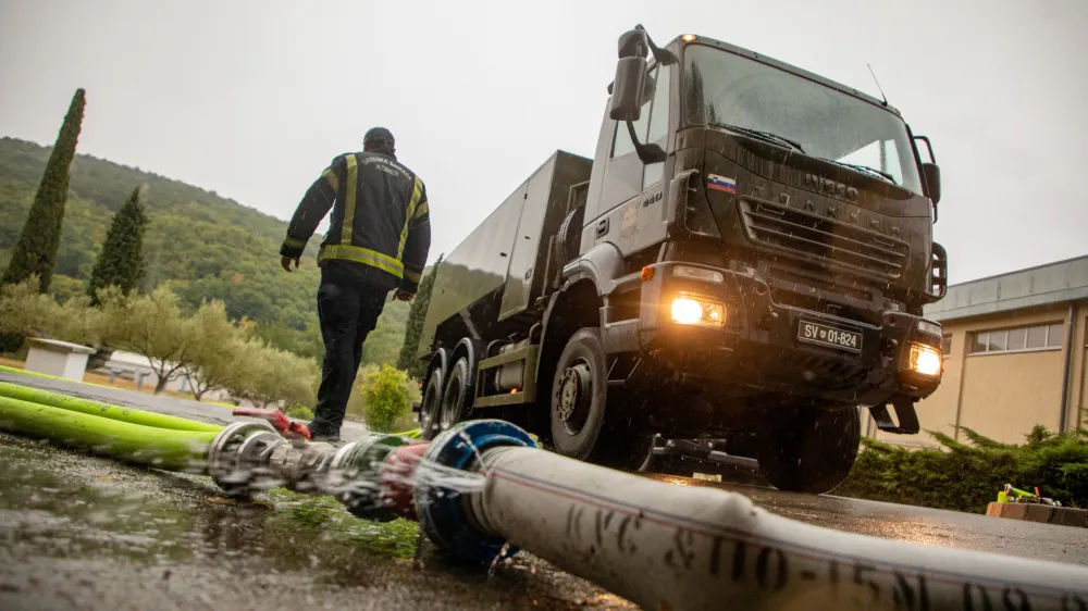 - 26.07.2022 &ndash; Rižanski vodovod Koper - vodarna Cepki pri Dekanih - kritično stanje vodooskrbe v slovenski Istri &ndash; prispeli prvi tovornjaki s cisternami surove vode iz reke Unice v vodarno Rižanskega vodovoda v Cepkih pri Dekanih.  //FOTO: Luka Cjuha