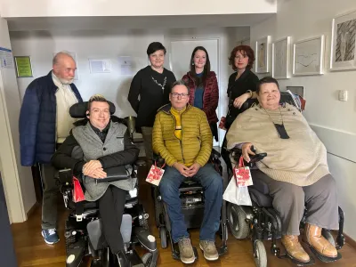 Avtorji razstave (od leve) Jože Kovačič, Mateja Anzeljc Bratina, Nika Rupnik, Sa&scaron;ka Strnad (mentorica), Iztok Mrak, Matjaž Bartol in Darinka Groznik. Foto: arhiv Dru&scaron;tva distrofikov Slovenije