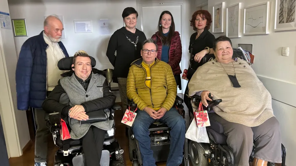 Avtorji razstave (od leve) Jože Kovačič, Mateja Anzeljc Bratina, Nika Rupnik, Sa&scaron;ka Strnad (mentorica), Iztok Mrak, Matjaž Bartol in Darinka Groznik. Foto: arhiv Dru&scaron;tva distrofikov Slovenije