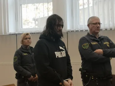 <br> Sebastien Abramov &scaron;e vedno ni spregovoril o tragičnem dogodku marca 2015, zavrnil pa je krivdo po obtožnici.