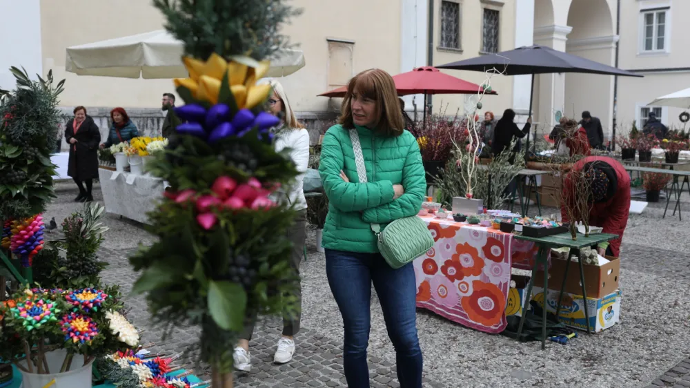 - 31.03.2023 - Ljubljanska tržnica &ndash; prodaja cvetnonedeljskih butaric &ndash; velikončna simbolika - butarice &ndash; butare - //FOTO: Bojan Velikonja
