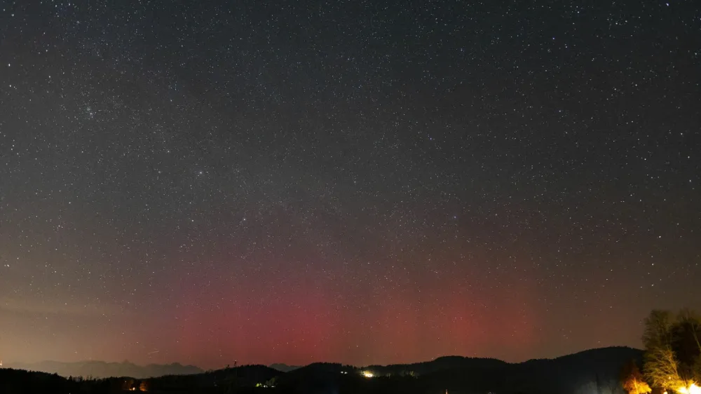 Pojav severnega sija je v Sloveniji v idealnih pogojih viden tudi s prostim očesom, opazovalec Jure Atanackov pa je sij v naselju Rafolče posnel s kamero.&nbsp;