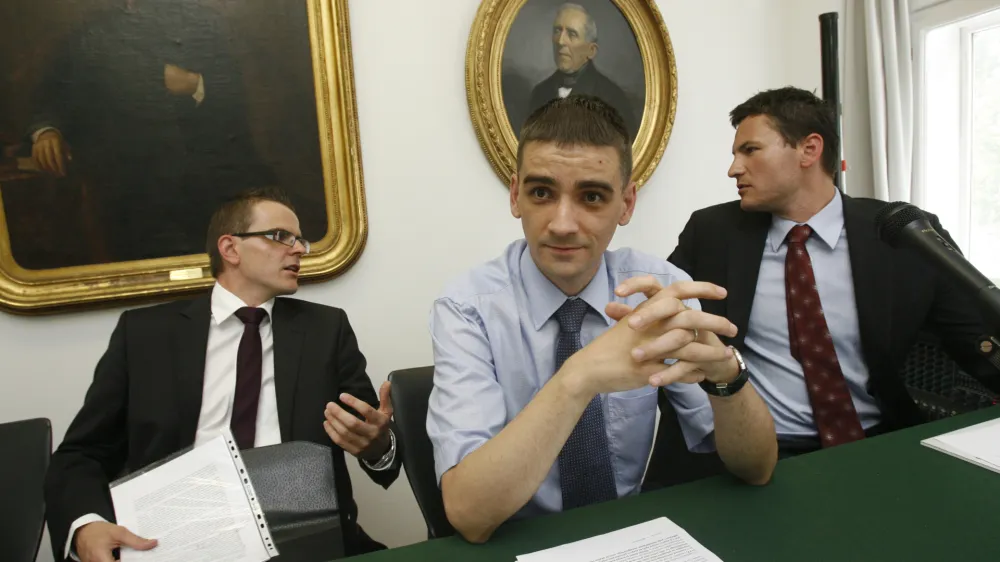 Bernard Br&scaron;čič (v sredini) ministra Mesca tudi kazensko preganja zaradi kaznivega dejanja razžalitve. Na predobravnavnem naroku poleti 2019 Mesec krivde ni priznal, glavna obravnava pa &scaron;e ni bila razpisana. Foto: Matej Pov&scaron;e&nbsp;