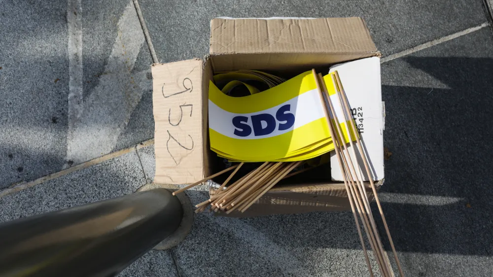 Stranka SDS.- 12.10.2022 &ndash; Predaja in izjava za medije zbranih podpisov stranke SDS pod zahteve za razpis referendumov o zakonih o vladi, RTVS in dolgotrajni oskrbi //FOTO: Bojan Velikonja