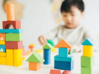 Bolj&scaron;e prepoznavanje avtizma<br>Znanstveniki so na pravi poti k prvim krvnim in urinskim testom za prepoznavanje avtizma. V laboratorijih so doslej odkrili, da so imeli otroci z avtizmom več po&scaron;kodovanih proteinov kot ostali otroci. S preizkusom bi lahko avtizem zaznali bolj zgodaj. Ta pojav je sicer v zgodnjem otro&scaron;tvu zelo težko prepoznati. Hkrati svarijo, da je do dejanske uporabe teh preizkusov &scaron;e daleč.