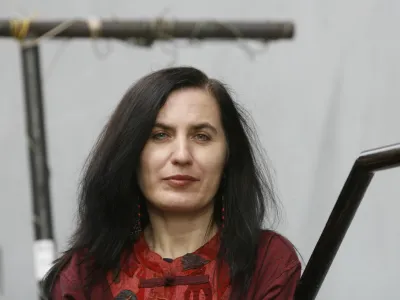 Profesorica folkloristike Mirjam Mencej z ljubljanske filozofske fakultete je prejela skoraj dva milijona evrov za raziskovanje, kako preminuli &scaron;e po smrti vplivajo (ne dobesedno) na na&scaron;e družbeno življenje. Foto: Luka Cjuha&nbsp;