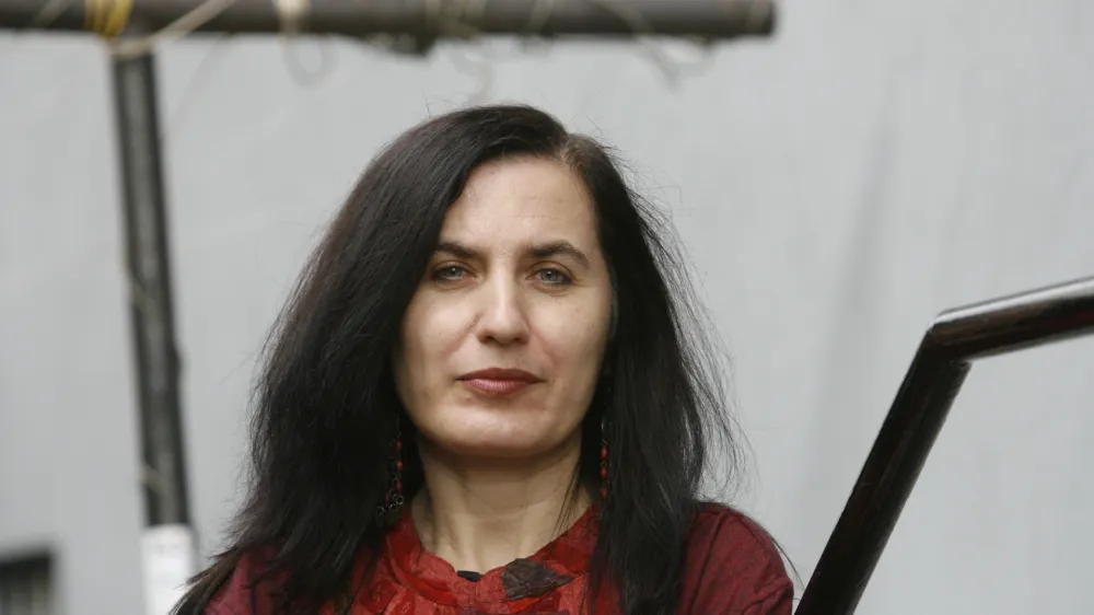 Profesorica folkloristike Mirjam Mencej z ljubljanske filozofske fakultete je prejela skoraj dva milijona evrov za raziskovanje, kako preminuli &scaron;e po smrti vplivajo (ne dobesedno) na na&scaron;e družbeno življenje. Foto: Luka Cjuha&nbsp;