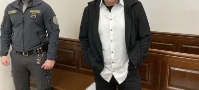 Frank Palmer, stari znanec policije, sicer najbolj znan po kraji zlatih palic in ženskih pajkic na kraju zločina, na katerih so našli njegov DNK. 