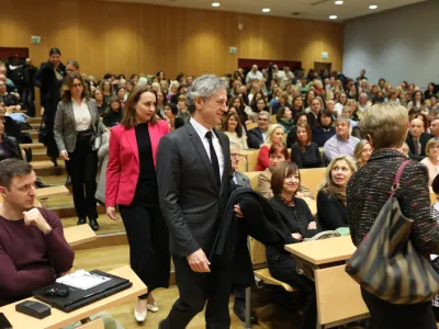 predsednik vlade&nbsp;Robert Golobpredsednica sodni&scaron;kega dru&scaron;tva&nbsp;Vesna Bergant Rakočević&nbsp;- 10.01.2023 &ndash; Sodni svet in Slovensko sodni&scaron;ko dru&scaron;tvo -&nbsp;izredna seja članov sodnega sveta in izredni občni zbor članov sodni&scaron;kega dru&scaron;tva&nbsp;o problematiki plačnih nesorazmerij in financiranju sodstva.&nbsp;//FOTO: Bojan Velikonja&nbsp;