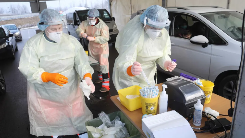 - PCR testiranje po sistemu drive-in - epidemija koronavirus covid-19<br><br><br>- 17.01.2022 - Parkiri&scaron;če P+R Stanežiče ob Celov&scaron;ki cesti na severnem obrobju Ljubljane.<br><br>//FOTO: Toma Skale<br>