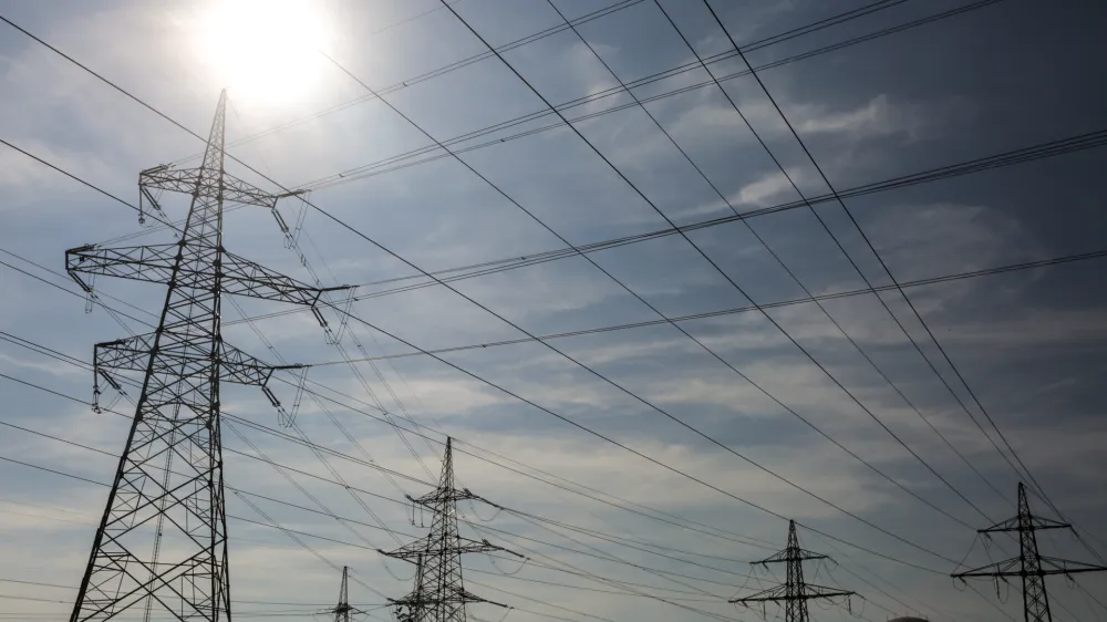 - električni daljnovod - električna napetost - visokonapetostni vod - sevanje - elektrifikacija - elektrika   - 29.09.2016 - Nuklearna elektrarna Kr&scaron;ko (NEK) - Jedrska elektrarna Kr&scaron;ko (JEK) - proizvodnja električne energije -   //FOTO: Luka Cjuha..