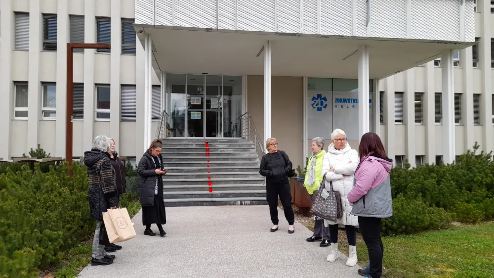 Velenje, zdravstveni dom.<br>Nekateri obcani Velenja so danes v spomin na 74-letnega obcana, ki je v sredo zjutraj na poti v Zdravstveni dom Velenje umrl, prizigali svece.