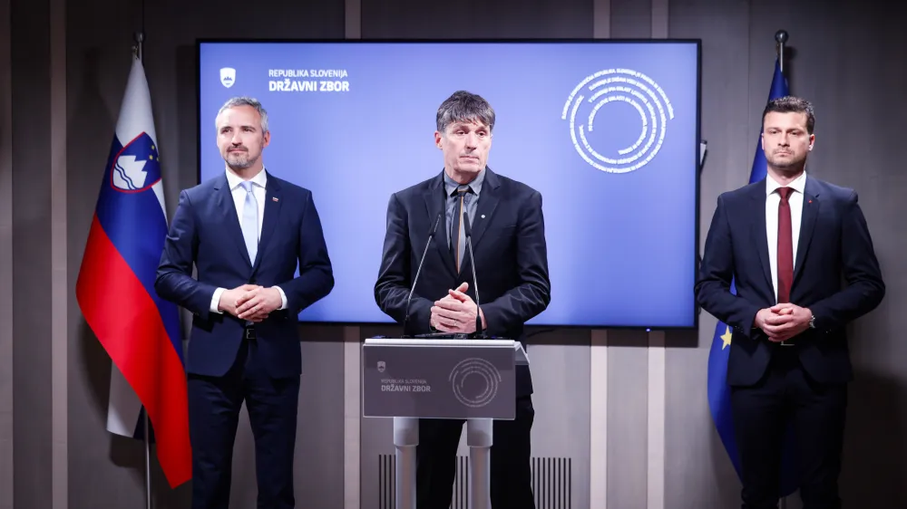 Ljubljana, DZ.<br>Novinarska konferenca poslanskih skupin NSi, Gibanje Svoboda in SD ob vlozitvi predloga ustavnih sprememb.<br>Vodja poslanske skupine NSi Janez Cigler Kralj, vodja poslanske skupine Svoboda Borut Sajovic in vodja poslanske skupine SD Jani Prednik.