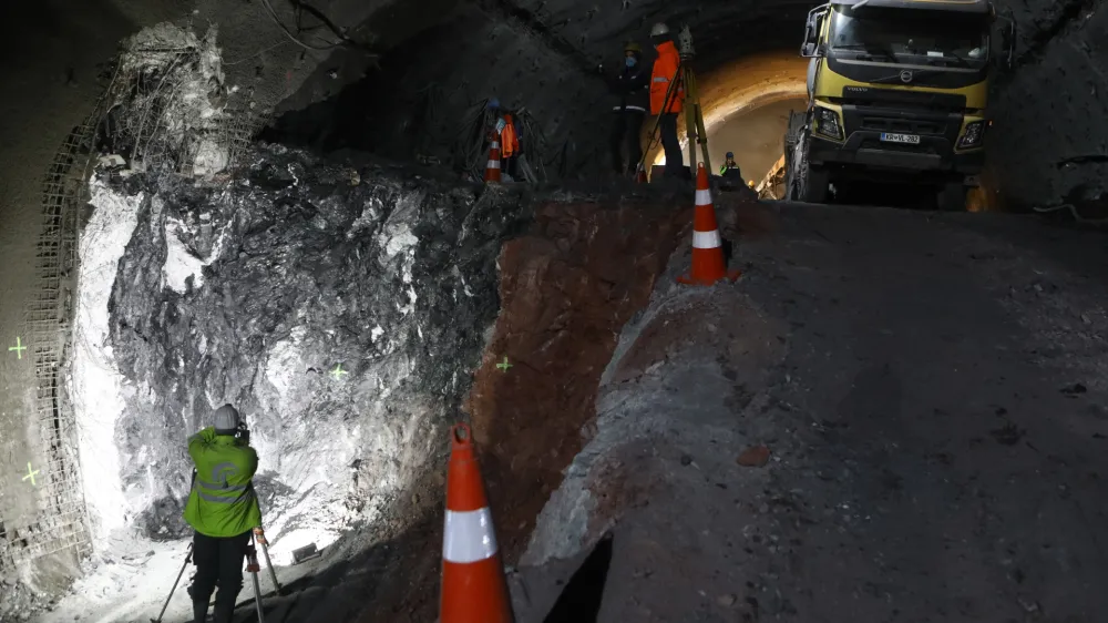 - 02.03.2022 - Avtocestni predor Karavanke - gradnja druge cevi avtocestnega predora med Slovenijo in Avstrijo - //FOTO: Luka Cjuha.