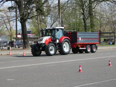 Agencija za varnost v prometu je v Mariboru organizirala dogodek za večjo varnost voznikov traktorjev s predavanji in praktičnimi prikazi na vadbeni povr&scaron;ini.&nbsp;