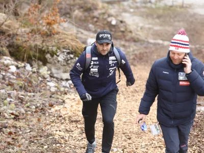 Robert Hrgota, glavni trener mo&scaron;ke skakalne reprezentance in Bine Norčič (desno)<br><br>01.04.2023 - ekipna tekma - PLANICA - smučarski skoki - FIS finale svetovnega pokala v smučarskih skokih - posamična tekma -<br><br> <br><br>//FOTO: Luka Cjuha