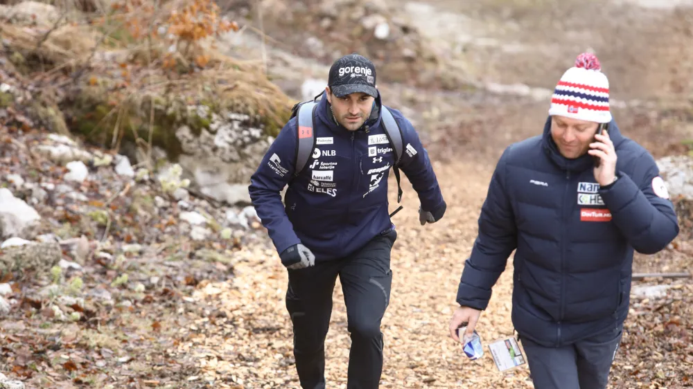 Robert Hrgota, glavni trener mo&scaron;ke skakalne reprezentance in Bine Norčič (desno)<br><br>01.04.2023 - ekipna tekma - PLANICA - smučarski skoki - FIS finale svetovnega pokala v smučarskih skokih - posamična tekma -<br><br> <br><br>//FOTO: Luka Cjuha