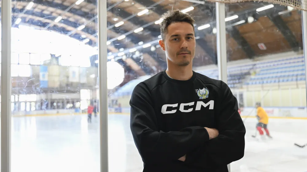 Žiga Pavlin, dolgoletni slovenski hokejski reprezentant bo v prihodnji sezoni branil barve slovenskega prvaka HK SŽ Olimpija.<br><br>- 03.04.2023 &ndash; mo&scaron;ka članska hokejska reprezentanca Slovenije pred uvodnimi pripravami za nastop na majskem svetovnem prvenstvu elitne divizije na Finskem in v Latviji. - hokej -<br><br> <br><br>//FOTO: Nik Erik Neubauer